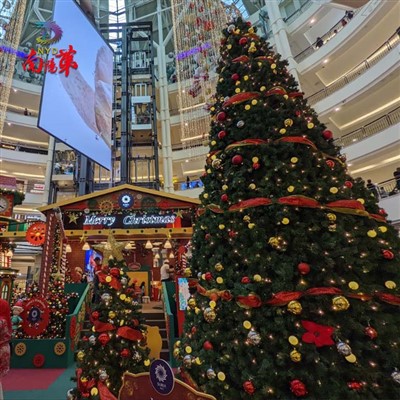 Torre gigante árboles de Navidad